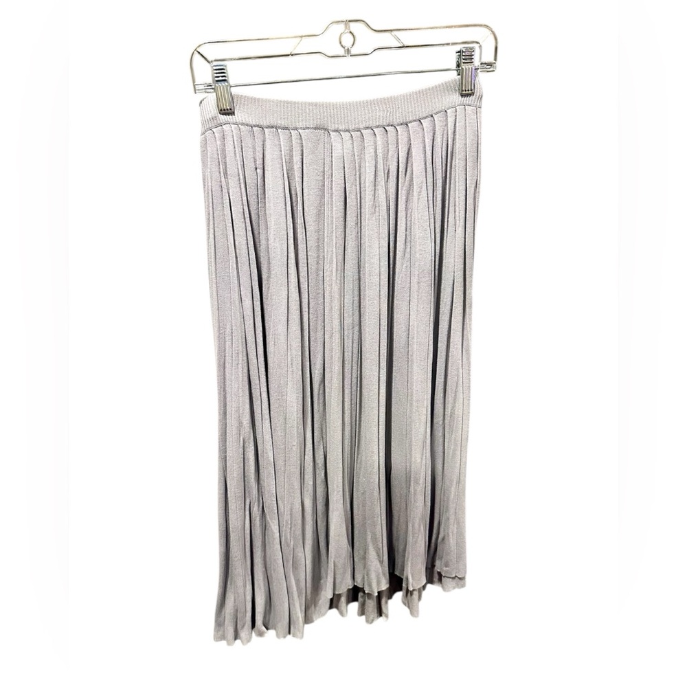 JustFab Light Gray A-Line Pleated Knit Skirt Size M